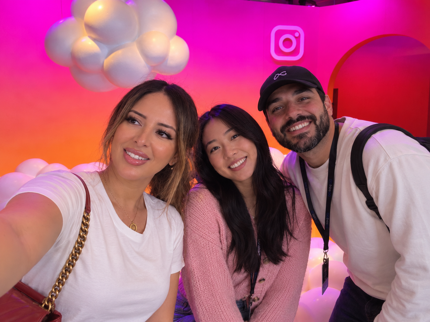 Saadia et ses collègues dans le stand Instagram